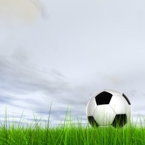 55324176 Conceptuele 3D Voetbal In Frisse Groene Zomer Of Lente Veld Gras Met Een Blauwe Hemel Achtergrond